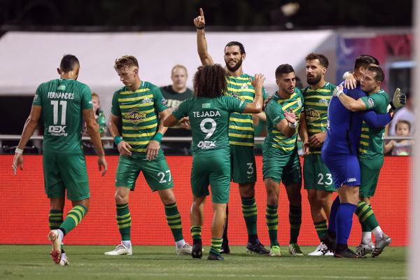 Tampa Bay Rowdies' Zach Steinberger continues the club's fight for